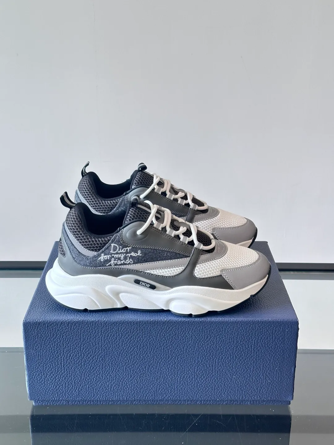 Factory price: 480💰 ◾️▫️Dior D®️ x 🆕 (high version) B22 men's jogging fashion sneakers, this single product draws inspiration from retro jogging shoes. It adopts a thick low-top design, with an upper made of black cow leather and mesh fabric, and a black and white engraved rubber sole. Black mesh fabric tongue and heel counters complement black laces, with an embossed "Di~r" logo embellishment on the side. These sneakers can be mixed and matched with a classic suit for a sporty chic look! Size: 39-45 (38, 46, 47 can be customized)